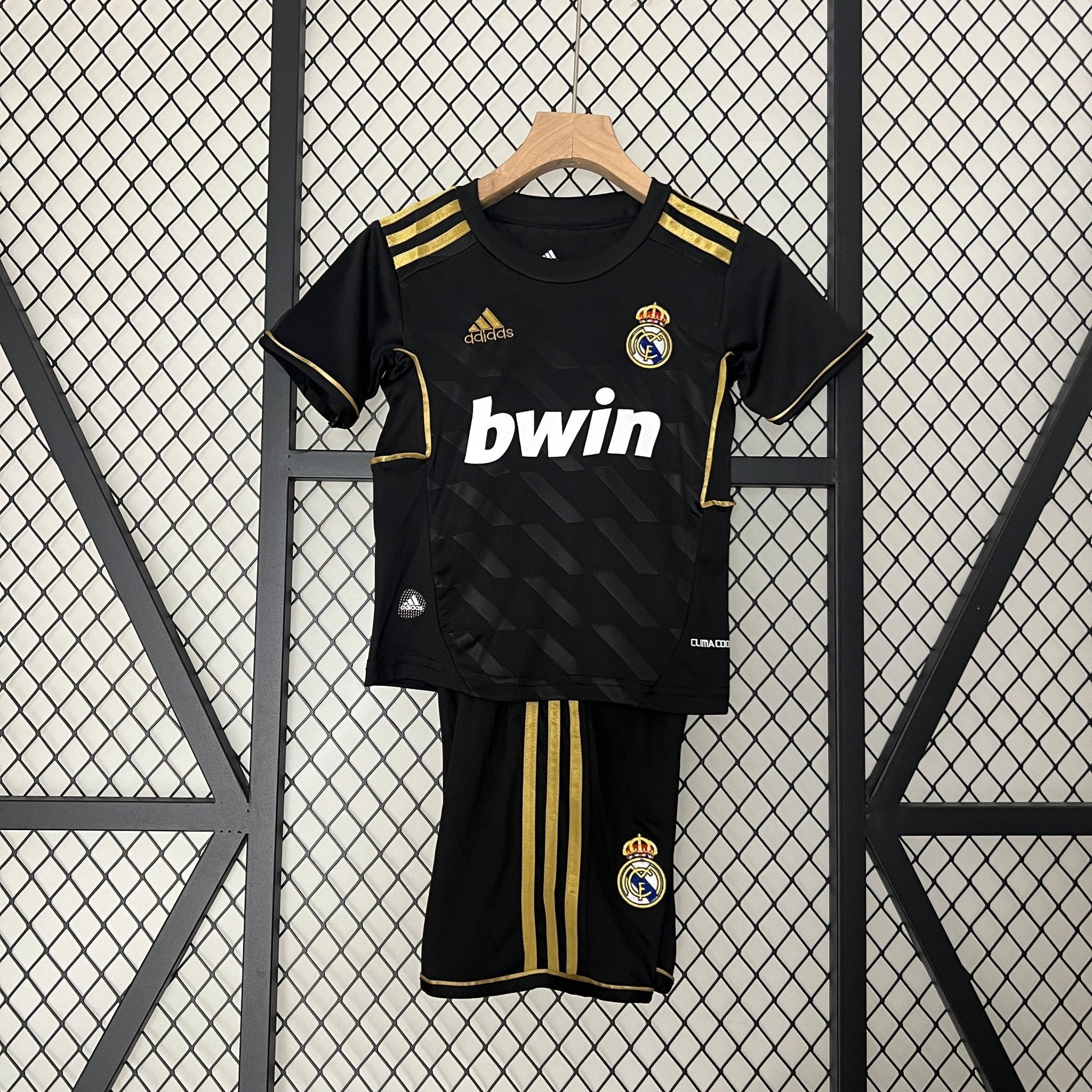 Kit Kids Retro Real Madrid Away Jersey 2011/12 - FutStore